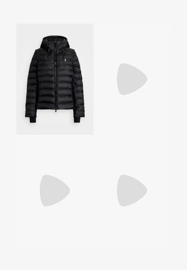 Schwarze Daunenjacke mit Reißverschluss vorne, Kapuze und gerippten Bündchen. Verfügt über ein gestepptes Design und ein kleines Logo auf der linken Brust.; Schwarzes Baumwoll-T-Shirt mit Rundhalsausschnitt, kurzen Ärmeln und einem weißen gestickten Logo auf der linken Brust. Glatte Textur, lässiges Design.; Braune Baumwollhosen mit schmalem Schnitt, flachem Vorderteil und Standardtaschen; glatte Textur und abgeschnittene Säume.; Weiße Leder-Sneaker, niedrig geschnitten, mit glatter Textur, runder Zehenpartie, Schnür vorne und kleinem gesticktem Logo an der Seite.; Schwarze Leder-Halbmondtasche mit einem goldenen Hardware-Akzent und einem Reißverschluss. Über einem grauen Pullover quer über den Körper getragen.