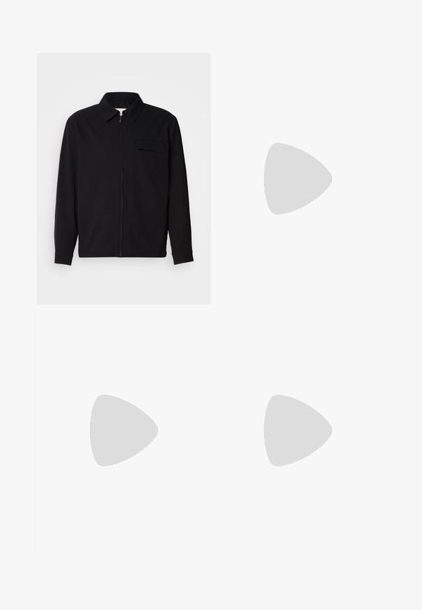 Schwarzes Langarmshirt mit Kragen, Frontreißverschluss und Brusttasche. Aus strukturiertem Stoff mit entspannter Passform.; Schwarz T-Shirt mit kurzen Ärmeln aus einem glatten Baumwollmix, mit Rundhalsausschnitt und einem minimalistischen Design ohne Muster oder Akzente.; Schwarze Jogginghose aus glattem Stoff. Mit einem elastischen Bund und Kordelzug, schmal zulaufenden Beinen und ohne sichtbare Taschen. Einfaches Design.; Schwarze Leder-Slipper mit strukturiertem Finish und einer kontrastierenden beige Gummisohle. Mit einem dezenten Akzent an der Vorderseite.