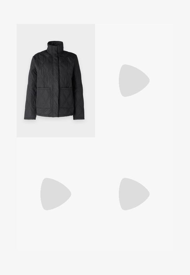 Zwarte gewatteerde jas met een hoge kraag, voorzien van ruitpatronen, twee voorzakken en een gladde textuur.; Zwarte geribde lange mouw top met een kraaglijn, gemaakt van elastische stof, met een aansluitende silhoutte en subtiele textuur.; Lichtblauwe denim jeans met een hoge taille, wijde pijpen en subtiele vervaging. Voorzien van een knoopsluiting en een vijfzakkenontwerp.; Zwarte leren platform instappers met een ronde neus en brede band over de voet. Kenmerken zijn een chunky, vierkante hak en een gladde textuur.; Zilveren hoepel oorbellen met een minimalistisch ontwerp. Cirkelvormig, gladde textuur en dun profiel. Lichtgewicht met een gepolijste afwerking.