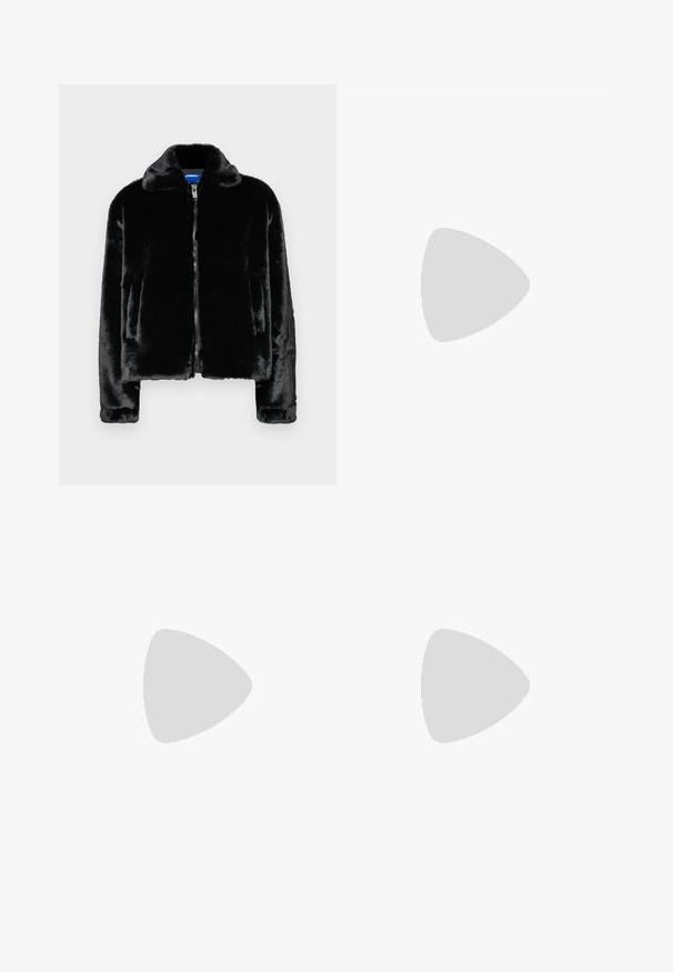 Karl Lagerfeld Jeans Zimska jakna - black; Crna pamučna majica s okruglim izrezom, kratkim rukavima i plavim izvezenim logom "Calvin Klein JEANS" na prednjoj strani.; Crne traperice s visokim strukom i proširenim dnom, izrađene od denima, s kopčanjem na dugme, petljama za remen i bočnim džepovima. Glatka tekstura s minimalnim izblijedjenjem.; Crne kožne tenisice sa zaobljenim vrhom, bijelom platformom i crnim vezicama. Imaju suptilan logo na peti i glatku teksturu.