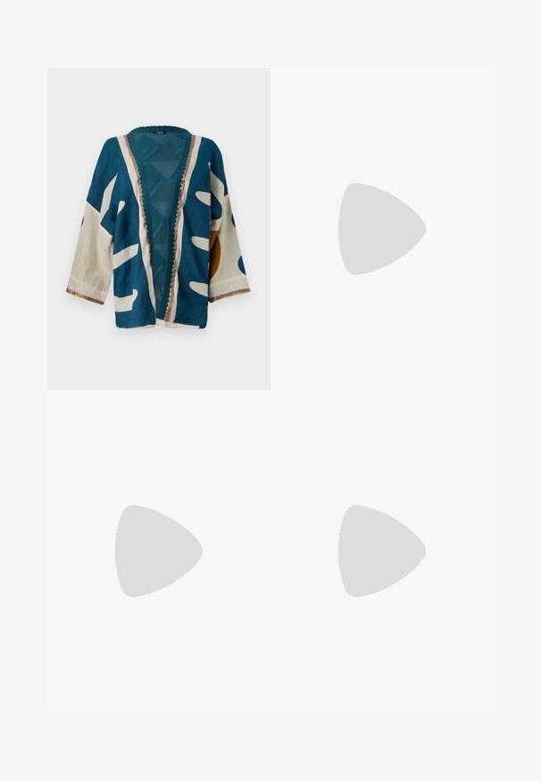 Sininen ja kerma värinen kuvioitu kimono takki, jossa on rento istuvuus, leveät hihat ja monimutkainen viimeistely kaula-aukossa ja helmassa. Koristeellisia aiheita on läsnä.; Musta ja valkoinen T-paita, pyöreä kaula-aukko, lyhyet hihat. Mustassa paidassa on keltainen auringon brodeeraus; valkoisessa on violetti puolikuu-aksentti.; Leve-leggings leve em tecido azul marinho escuro com textura ribbed. Apresenta uma cintura suave e uma silhueta fluida, alcançando o comprimento até a metade da panturrilha.; Valkoiset tasapohjakengät, joissa on sileä nahkamainen päällinen, pyöristetty muoto, pehmustettu nilkkaosa ja texturoitu kumipohja, jossa on hyvin määritellyt urat.