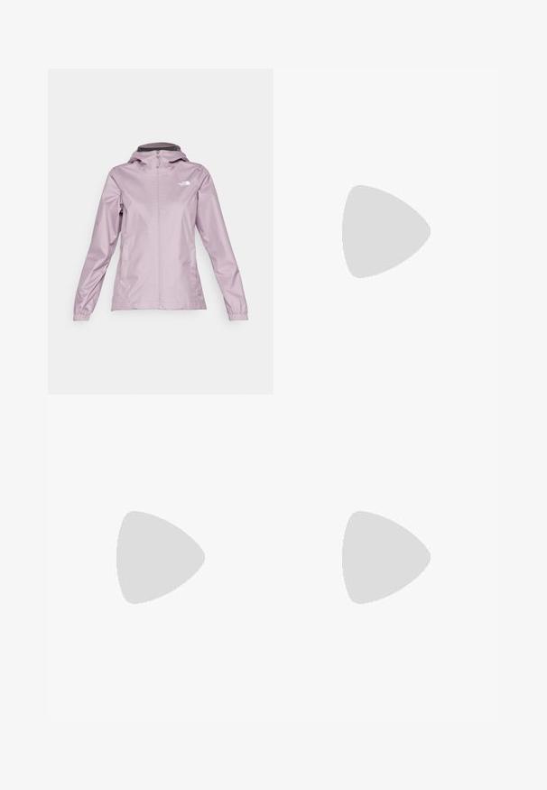 The North Face QUEST JACKET - Veekindel jope - purple chalk; The North Face FLEX SHORT SLEEVES TEE - Spordi T-särk - black; Must black välitingimustes püksid, mis on valmistatud vastupidavast kangast. Omavad lukugaTaskuid, tugevdatud põlvepaneele ja sirget lõiget liikuvuse tagamiseks.; Mustad matkajalanõud musta värvi, tekstuurse ülemise osa, paeltega kinnituse ja volüümika kummitald, millel on silmapaistev logo külgedel ja mustrimuster.