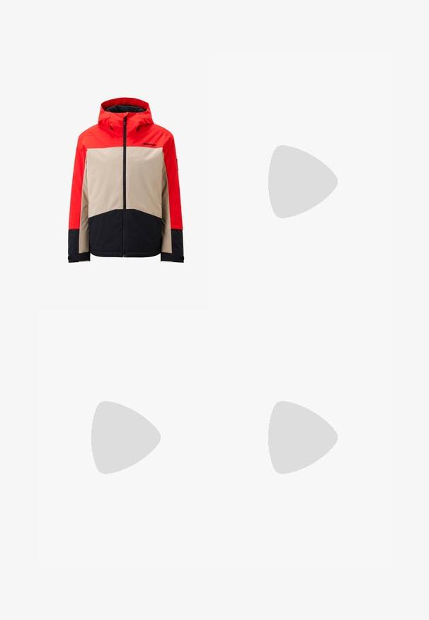 Rot, beige und schwarz farblich abgesetzte Jacke mit Kapuze, Reißverschluss und verstellbaren Bündchen. Hergestellt aus einem glatten, wahrscheinlich wasserabweisenden Material.; Weißes langärmliges T-Shirt aus Baumwolle mit Rundhalsausschnitt. Verfügt über ein kleines schwarzes Logo auf der Brust. Glatte Textur, reguläre Passform.; Schwarze Jogginghose mit verstellbarem Bund, schlanker Passform, elastischen Bündchen und einem kleinen weißen Logo am linken Oberschenkel, hergestellt aus glattem Stoff.; Schwarze Outdoor-Schuhe aus Mesh und synthetischem Material, mit einer strukturierten Oberseite, gesichertem Schnürsystem und griffiger Laufsohle, auf felsigem Gelände.