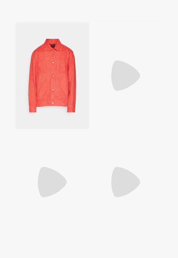 Sarkans denima jaka ar apkakli, priekšā ar pogu aizdari, divām lielām kabatām un izšūtu logotipu uz krūtīm. Gluda tekstūra un pielāgota piegriezuma.; Balta kokvilnas T-kreklu ar īsām piedurknēm, apaļu kakla izgriezumu, brīvu piegriezumu un bez redzamām logo vai rakstiem. Gluda tekstūra un minimālistisks dizains.; Brūnas taisnās kājas bikses ar priekšējiem un sānu kabatām, pogu aizdari un jostu cilpām, izklātas uz baltas fona.; Brūni ādas loafers ar tsasētiem akcentiem, ar ielaidumu dizainu un dzeltenu gumijas zoli. Apvienoti ar izbalējušiem zila džinsu.