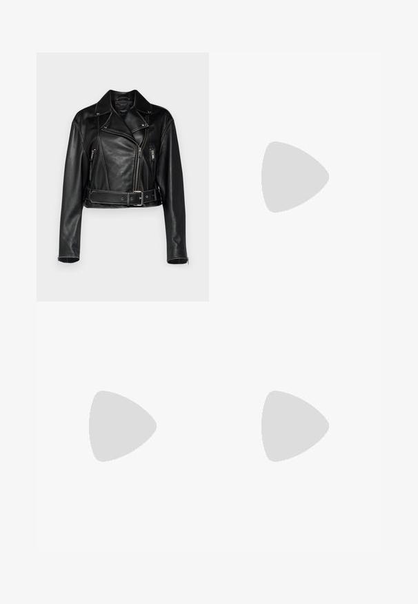 WEEKEND MaxMara SALETTA - Leren jas - nero; Zwarte camisole-top met dunne verstelbare bandjes, een ronde halslijn en een getailleerde snit. Gemaakt van een gladde stof met een zachte textuur.; Witte wijde broek gemaakt van gladde stof. Ze hebben een hoge taille en geen zichtbare naden, wat zorgt voor een strakke silhouet.; Zwarte leren ballerina met een ronde neus, gladde textuur, minimale stikdetails en een flexibele zoolontwerp.