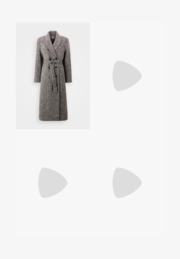 Holzweiler EMI HERRINGBONE COAT - Klasični plašč - brown mix; Bela bombažna majica s sproščenim krojem, kratkimi nastavljivimi rokavi, okroglo ovratnikom in gladko teksturo. Preprost, minimalisticen dizajn.; Temno široke hlače z oblikovanim pasom in pliseji. Narejene so iz lahkega materiala, s gladko teksturo in brez vidnih vzorcev.; Rjavi lakirani loafer z kvadratnim nosom, kovinsko verigo kot okrasom in nizko blok podplatom; gladka tekstura, minimalističen dizajn.