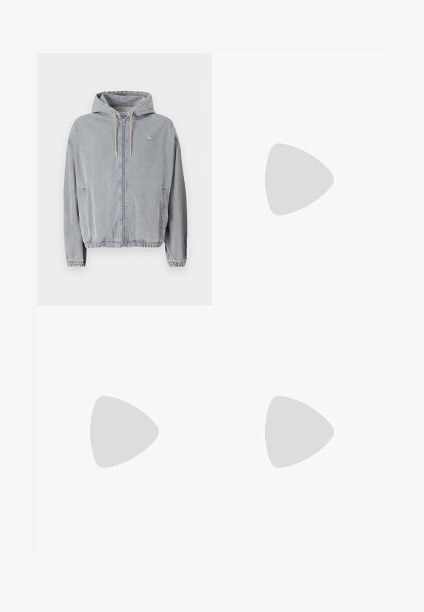 Lacoste Farkkutakki - calcaire; Mustat puuvillapaidat, joissa on lyhyet hihat, pyöreä pääntie ja pieni vihreä logo vasemmassa rintataskussa. Yksinkertainen muotoilu, normaali istuvuus.; Mustat housut suora malli, valmistettu sileästä kankaasta. Varusteena joustava vyötärö ja nappisuljenta.; Mustat mokka nauhalla suljettavat nilkkasaappaat, joissa on vetotappi ja teksturoitu pohja, sekä pieni kohokuvioitu krokotiililogo sivulla.