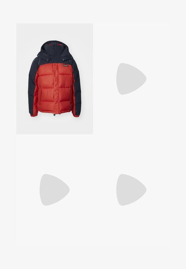 Rød og navy isoleret pufferjakke med hætte, præget af et rektangulært quiltet mønster og lynlåslommer. Logo på den øverste venstre side.; Hvid T-shirt lavet af bomuld, med en sort rund halsudskæring og tre sorte striber på hver skulder. Lille sort logo på brystet.; Lyse lilla bukser med lige ben-design, der har to forlommer og dekorativ syning. Fremstillet af slidstærk bomuldsstof.; Sort og hvide atletiske sko med overdel i ruskind og syntetisk materiale, der har tre distinkte hvide striber, gummisål og guld "Predator" tekst.