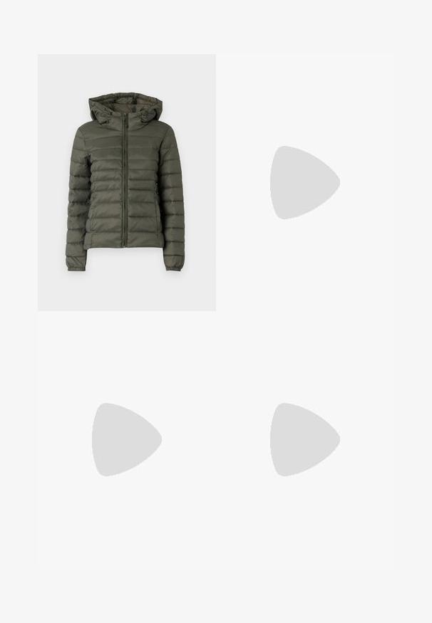 Oliven grønn puffjakke med glidelås foran, hette og elastiske mansjetter. Stoffet har horisontale quiltede seksjoner for isolasjon.; Hvit ermeløs tanktop laget av ribbet stoff, med rund hals og en tettsittende silhuett, med minimale sømmer og ingen dekorasjoner.; Lyseblå flared jeans laget av denim, med høy midje, fem lommer og subtil gradient fading mot kanten.; Brune skinncowboystøvler med spiss tå og blokkhelt, med detaljerte sømmer og hevede detaljer på skaftet.; Svart lær clutch-veske med klaff og detalj i gullmetall. Inkluderer en svart stropp og et strømlinjeformet, minimalistisk design.; Sølv hoops øredobber med en tvistet design, som har en polert finish og bakstøtte. Mål omtrent 3 cm i diameter.