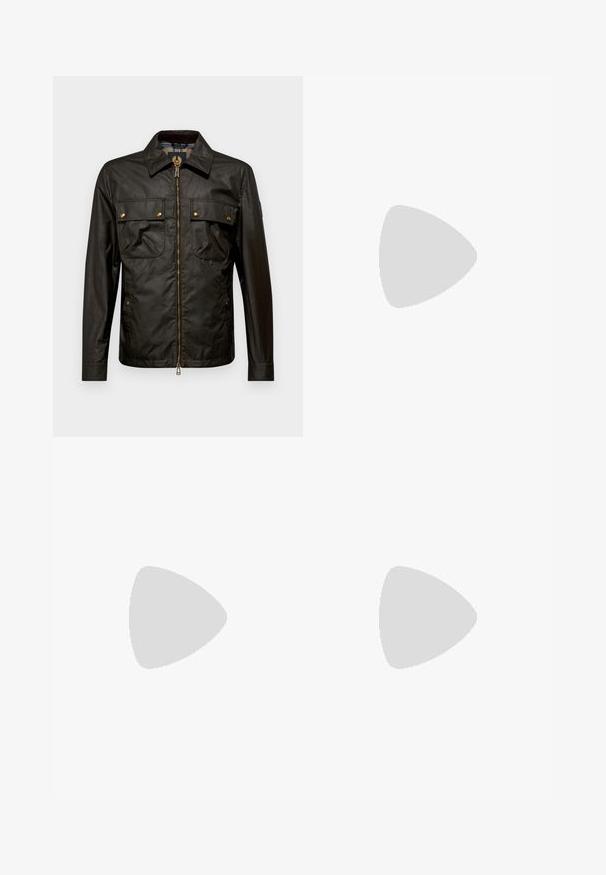 Belstaff TOUR OVERSHIRT - Ljetna jakna - faded olive; Bijela pamučna majica s opuštenim krojem, s malim crnim grafičkim logotipom na lijevoj prečki. Kratki rukavi, okrugli izrez.; Bežaste pamučne hlače ravnog kroja s kopčanjem na dugme i plisiranjima sprijeda za dodatni detalj.; Bijele i svijetlosmeđe sportske tenisice, sa mrežastim gornjim dijelom, perforiranim detaljima i teksturiranim međutrakom sa brendom na peti.
