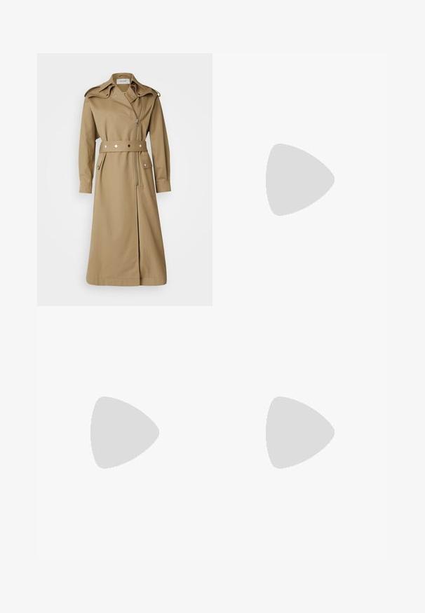 Dlouhý khaki trenčkot se strukturovaným límcem, zipovým zapínáním, bočními kapsami a páskem v pase. Má elegantní, hladkou texturu látky.; Bílá košile s dlouhým rukávem a límečkem vyrobená z bavlny. Má knoflíkovou přední část a jedno kapsičku na prsou. Hladký povrch, volný střih.; Námořnická modrá sukňe se strukturovaným designem, se boční kapsou na cargo a kovovým D-kroužkem jako akcentem pásku. Vyrobena z odolné tkaniny.; Černé kožené baletní byty s kulatou špičkou, hladkou texturou, minimálními švy a flexibilním designem podrážky.