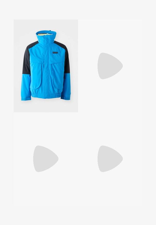 Veste imperméable bleue et noire avec col montant, deux poches avant, poignets élastiques et ourlet ajustable. Texture lisse avec des détails de couture.; Trois t-shirts en coton blanc uni à manches courtes. Chaque t-shirt présente un col rond et une petite étiquette de logo noire sur le côté gauche.; Pantalon en denim bleu clair à coupe décontractée, avec deux panneaux de tissu distincts, une fermeture à bouton sur le devant et des jambes larges.; Baskets en cuir blanc avec des accents gris, dotées d'une boîte à orteils perforée, de lacets plats et d'une semelle à motifs. Logo New Balance sur le côté.