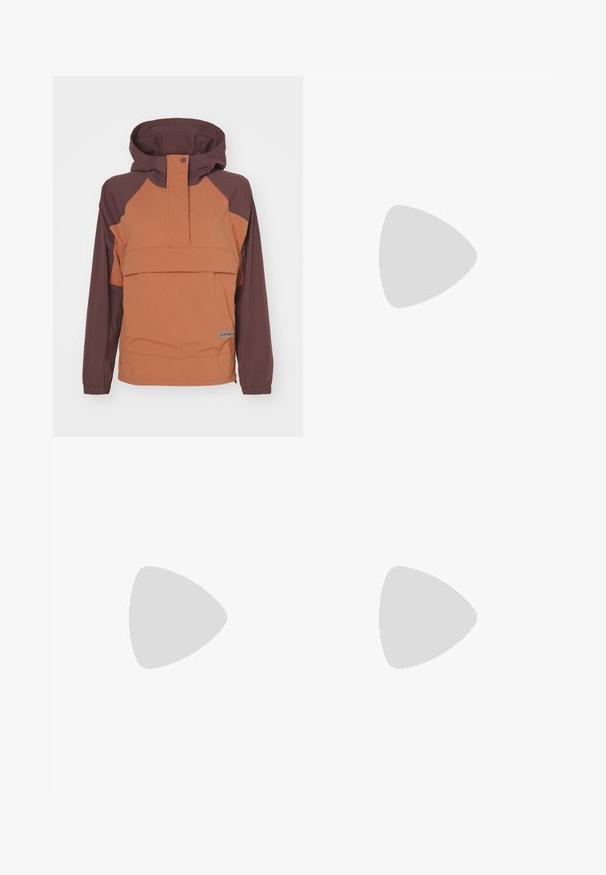 Oransje og brun genserjakke med hette, med en frontlomme, elastiske mansjetter, og en logo på den nederste siden. Laget av lett stoff.; Svart langermet T-skjorte laget av bomull med rund hals. Har en liten hvit logo på venstre brystområde. Enkelt design og passform.; Svarte nylon cargo-bukser med glidelås og justerbare mansjetter, flere lommer og en logo på høyre bein. Glatt, lett tekstur.; Beige og krem joggesko med teksturert mesh-overdel, støttende overlegg og gummisåle med et mønster for godt grep.
