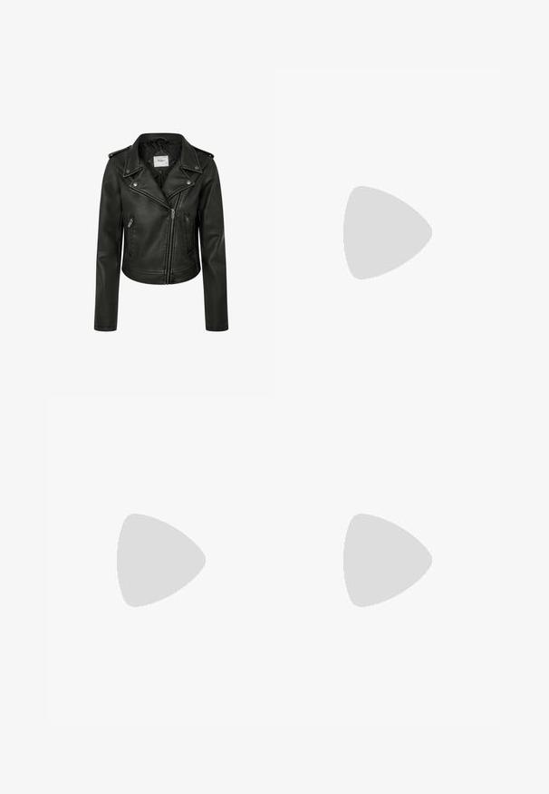 Zwarte nepleer motorjack met een cropped ontwerp, asymmetrische ritssluiting aan de voorkant en drukknopen op de revers. Beschikt over ritszakken aan de zijkanten.; Zwarte geribde lange mouw top met een kraaglijn, gemaakt van elastische stof, met een aansluitende silhoutte en subtiele textuur.; Lichtblauwe denim jeans met een hoge taille, wijde pijpen en subtiele vervaging. Voorzien van een knoopsluiting en een vijfzakkenontwerp.; Zwarte leren platform instappers met een ronde neus en brede band over de voet. Kenmerken zijn een chunky, vierkante hak en een gladde textuur.; Zilveren hoepel oorbellen met een minimalistisch ontwerp. Cirkelvormig, gladde textuur en dun profiel. Lichtgewicht met een gepolijste afwerking.