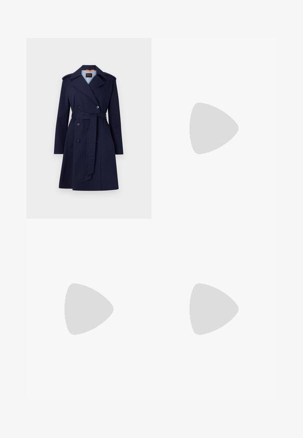 BOSS Trenčkot - dark blue; Črna bombažna majica s kratkimi rokavi, okroglim izrezom in preprostim, čistim dizajnom. Brez vidnih vzorcev ali okraskov.; Črne krojene hlače s direktnim krojem, ki se ponašajo z gladko teksturo in ostrimi pregibi spredaj. Ni vidne kovine.; Črne čevlje s koničastimi nosovi in slingback obliko z nizko peto, izdelane iz gladke usnjene materiale ter s črtasto zasnovo na strani za prezračevanje.