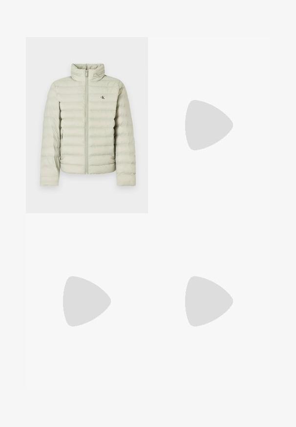 Vaaleanharmaa toppatakki korkealla kauluksella, jossa vaakasuorat tikkauskuviot, etuvetoketju ja pieni logo rinnassa.; Valkoinen puuvillateeppari, jossa on musta "CK"-logo ja "Calvin Klein Jeans" -teksti, lyhyet hihat ja klassinen pyöreä kaula-aukko.; Vaalean siniset slim-fit farkut, joissa on etuvetoketju ja nappikiinnitys, viisi taskua sekä hienovarainen haalistuminen reisiä ja polvia kohdalla.; Mustia vaeltajakenkiä, joissa on kerroksellinen muotoilu, teksturoitu kangas ja kumipohja. Kenkien vahvistettuja alueita ja nauhakiinnitys edessä.