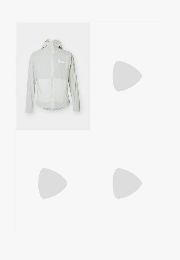 Lichtgrijze, lichte jas met een capuchon, volledige ritssluiting, lange mouwen en een reflecterend logo op de borst. Glad oppervlak, minimalistisch ontwerp.; Zwarte T-shirt met korte mouwen, gemaakt van lichtgewicht stof. Bevat een klein wit logo op de linkerborst en verfijnde schouderaccenten.; Zwarte sportieve broek gemaakt van lichtgewicht stof, met een trekkoord in de taille, zijzakken en taps toelopende boorden bij de enkels.; Buitenschoen met een grijs en donkerblauw ontwerp, voorzien van gestructureerde stof, een stevige zool en een verstelbaar vetersysteem voor een veilige pasvorm.