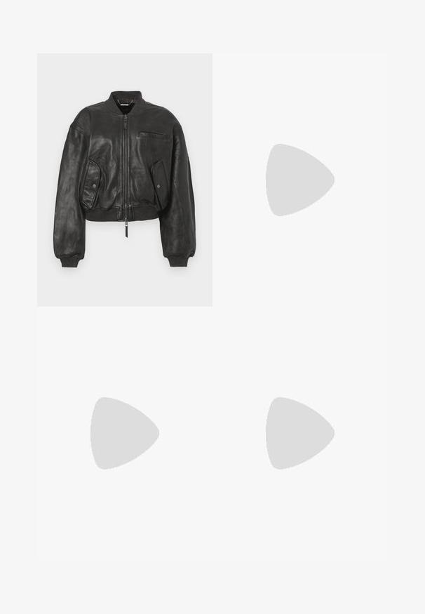 Zwarte leren bomberjack met een rits aan de voorkant, geribde manchetten en twee zijzakken. Heeft een klein borstzakje en een cropped design.; Zwarte lange mouwen V-hals top van zachte katoen, met een slim fit en een minimalistisch ontwerp zonder aanvullende patronen of accenten.; Lichtblauwe spijkerbroek met een rechte snit, vijf-pocket ontwerp en subtiele vervaging. Heeft een knoop en rits sluiting in de taille.; Zwarte lakleren slingback schoen met een puntige neus, driehoekige hak en decoratieve band met zilveren accenten. Soepele textuur.;  Schildpad zonnebril met donker groene lenzen, brede rechthoekige monturen en gebogen tempels, met een gladde plastic afwerking.; Geweven stoffen handtas in olijfgroen met een ruime, ronde vorm en een enkele, lange handgreep om te dragen. Gestructureerd oppervlak.