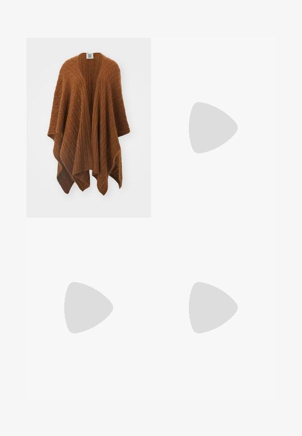 Ruskea neuleponcho, jossa on teksturoitu palmikkokuvio, avoin muoto ja kolmiomainen rakenne. Valmistettu pehmeästä ja lämpimästä materiaalista.; Musta hihaton crop-top, joka on valmistettu sileästä kankaasta, jossa on pyöreä kaula-aukko ja siisti, yksinkertainen muotoilu ilman kuvioita tai varusteita.; Valkoiset leveälahkeiset housut pehmeästä kankaasta, jossa on kiristysnyöri vyötäröllä ja kaksi etutaskua. Sujuva rakenne ilman näkyviä kuvioita.; Valkoinen korkokenkä, jossa on paksu korko, ja joka sisältää nauhakiinnityksen ja nilkkaketjun. Sujuva pinta, jossa on platform-etupohja lisäkorkeutta varten.