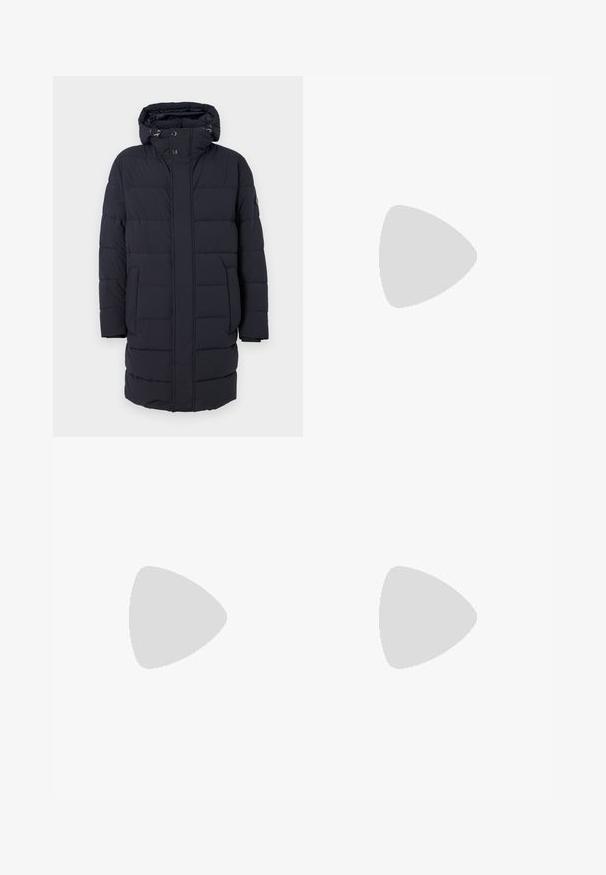 Marineblå puffjakke med hætte, vandret quiltet design, to sidelommer og knaplukninger. Fremstillet af tekstureret, isoleret materiale.; To enkle bomulds T-shirts, en sort placeret foran en hvid, begge med korte ærmer og rund halsudskæring.; Sorte joggebukser lavet af glat stof. Har en elastisk talje med snor, tætsiddende ben og ingen synlige lommer. Enkel design.; Hvide lædersneakers med grå ruskindsdetaljer og en tan læderhæltap. Har en struktureret overflade og en let sål.