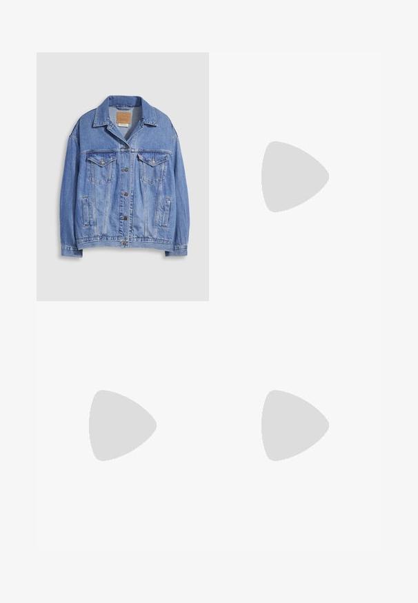 Svetlo modra jeans jakna z ovratnikom s srajco, zapenjanjem na gumbe, dvema prsnem žepoma ter stranskima žepoma. Vidna je obrabljena tekstura in blagovna znamka na etiketi.; Črna majica iz bombaža s kratkimi rokavi, ki pokriva belo dolgi rokav z subtilnim teksturiranim vzorcem. Oblika izrezanega vratu.; Široke traperice iz črnega denima z zadrgo spredaj, petimi žepi in diskretnimi šivi. Gladka tekstura in ležeren slog.; Črne usnjene klasične čevlje z ostrim nosom, z zaponko za gleženj in debelim peto. Ravna tekstura, eleganten dizajn in minimalistična estetika.