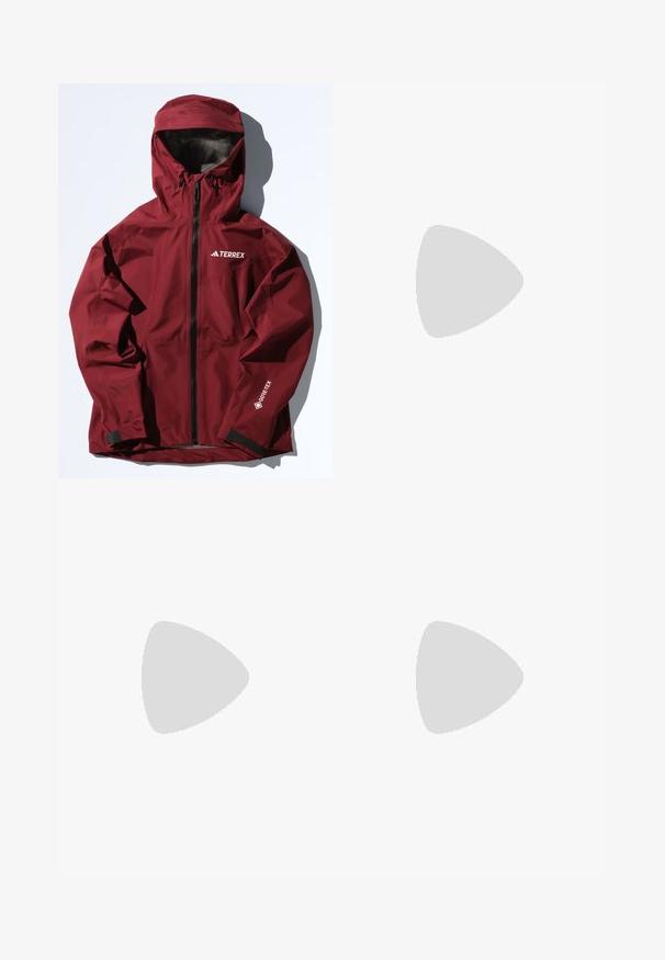 Adidas Terrex XPR GOR PAC JACKET - Vodotesná bunda - shadow red; Tričko s krátkym rukávom pre šport, tmavosivé s perforovanou textúrou. Obsahuje biele logo a kontrastné bočné pruhy. Okrúhly výstrih.; Čierne športové kraťasy s viacvrstvovým dizajnom, vyrobené z ľahkej tkaniny. Majú elastický pás a malé biele logo na boku.; Čierna športová obuv s vrchnou časťou z materiálu s mriežkovou štruktúrou, bielou medzipodrážkou, textúrovanou gumovou podrážkou a tromi šedými pruhmi po stranách. Obsahuje šnúrky a pútko.