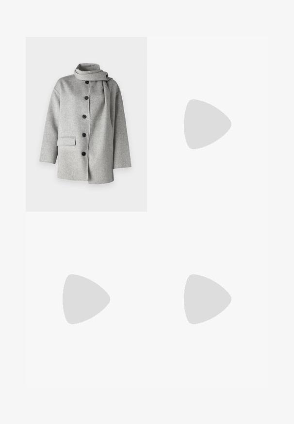 Šedý vlněný kabát z kombinace materiálů s vysokým límcem, předním zapínáním na knoflíky a jednou postranní kapsou; má jemnou texturu a minimalistický design.; Střižený, tmavě šedý svetr s vysokým límcem a dlouhými rukávy. Vyrobený z texturované pleteniny s jemným vzorem po celém povrchu.; ONLY Tall ONLSVEA PANT - Kalhoty - dark grey; Černé kožené kotníkové boty s kulatou špičkou, šněrováním na přední straně a silnou gumovou podešví s texturovaným vzorkem. S poutkem vzadu.