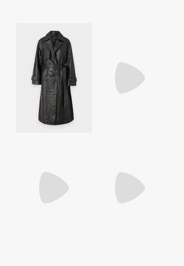 Abrigo de trench de cuero negro con cinturón, cuello ancho, mangas largas y textura suave. Incluye un diseño de doble botonadura y un ajuste a la altura de la rodilla.; DRYKORN LYSILA - Blusa - black; Pantalones negros ajustados con una silueta de pierna ancha, que incluyen un cinturón con hebilla de plata, pliegues y una textura de tela suave.; Sandalia de tacón negro de cuero con correa en el tobillo ajustable, diseño de punta abierta y tacón cuadrado. Textura suave, estilo minimalista.