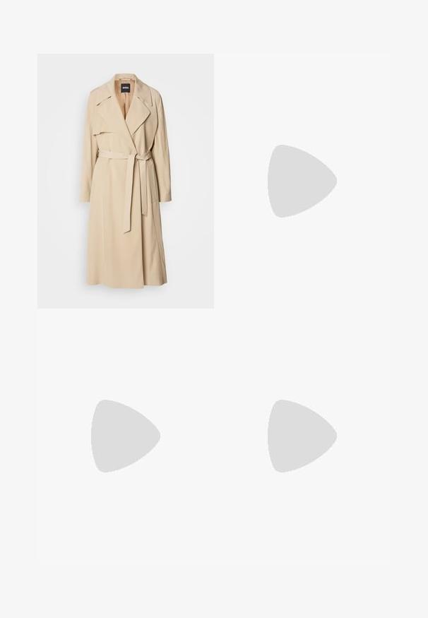 Beige Trenchcoat aus glattem Stoff, mit einem doppelt geknöpften Design, breiten Revers, einem Gürtel in der Taille und seitlichen Taschen.; Weißes, kurzes T-Shirt, kurze weite Ärmel, weicher Baumwollstoff, runder Ausschnitt mit subtilen orangefarbenen Akzenten, minimales Design, keine Muster oder Grafiken.; Schwarze, taillierte Hose mit geradem Bein, aus einem glatten Stoff und mit klaren Falten an der Vorderseite. Keine sichtbare Hardware.; Beige Blockabsatzsandalen mit dünnen Riemen und quadrater Spitze. Glattes Material mit minimalem Design, entworfen für einfaches Tragen.