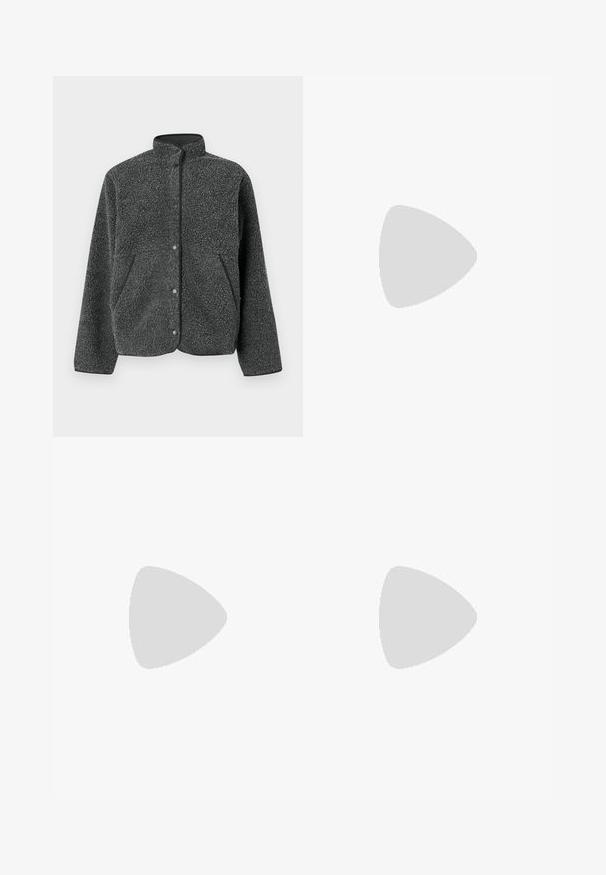 Ciemnoszara kurtka z polaru z wysokim kołnierzem, zatrzaskami i bocznymi kieszeniami. Tkanina ma fakturowaną, miękką powierzchnię.; Biała koszula zapinana na guziki, wykonana z gładkiej bawełny, z klasycznym kołnierzykiem, długimi rękawami i zaokrąglonym dołem. Guziki są małe i białe.; Brąskowa bawełniana spódnica w kształcie litery A z wysokim stanem, z plisami z przodu i gładką fakturą. Wykończenia dołu są czyste i proste.; Bordowe baleriny z lakierowanej skóry z zaokrąglonym noskiem, małą kokardką z przodu oraz niską, czarną gumową podeszwą. Gładka tekstura.