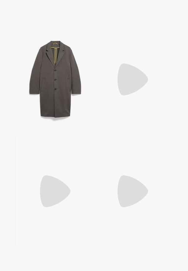 Grauer Wollmantel mit Schößchenkragen, einreihigem Knopfverschluss, zwei seitlichen Taschen und gelbem Innenfutter. Gerade, mittellange Passform.; Schwarzes T-Shirt aus glattem Stoff mit Rundhalsausschnitt, das drei grüne Streifen auf den Schultern und ein kleines grünes Logo auf der Brust zeigt.; Schwarze Sporthosen mit elastischem Bund, ausgestattet mit weißen Seitenstreifen und einem kleinen Logo. Das Material wirkt weich und leicht.; Schwarze Wildledersneaker mit gelben Akzenten, ausgestattet mit drei Streifen und einer braunen Gummisohle. Enthält eine gepolsterte Zunge für zusätzlichen Komfort.