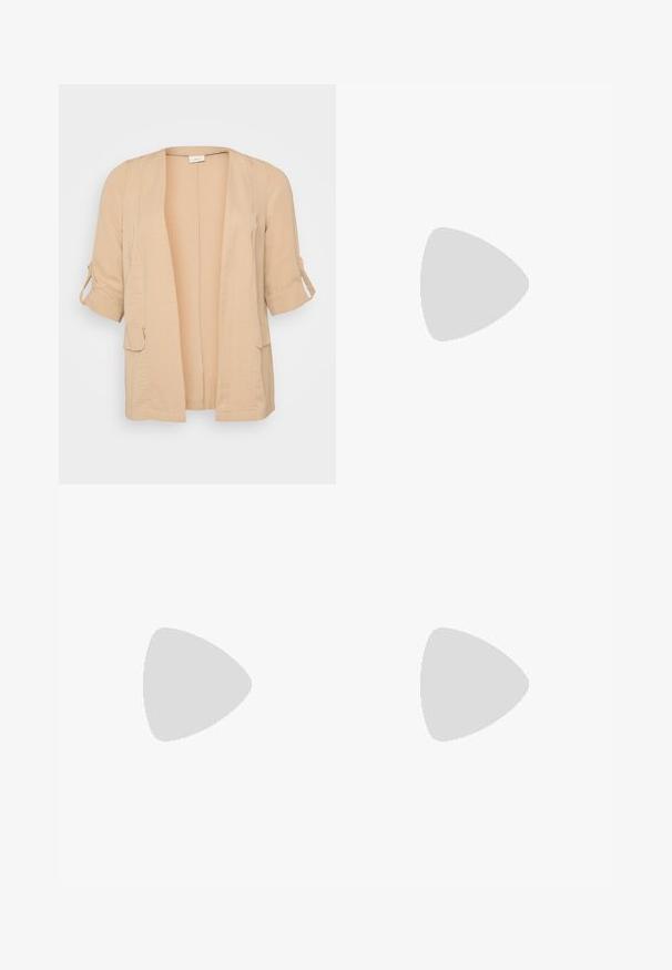 Bež dolg cardigan iz lahkega materiala z odprtim sprednjim delom, dvema stranskima žepoma in zvitimi rokavi. Gladka tekstura in sproščen dizajn za plastenje.; Tri prilegla majica v beli, sivi in črni barvi. Vsaka ima širok izrez na vratu in kratke rokave. Narejene so iz gladkega, raztegljivega materiala.; Črne hlače s širokimi hlačnicami, izdelane iz raztegljive tkanine, z visokim pasom in gladko teksturo. Hlače se širijo od kolena navzdol.; Črne platnene visoke superge z belimi gumijastimi podplati in vezalkami. Imajo krožni logotip na strani in kontrastno bele šive.