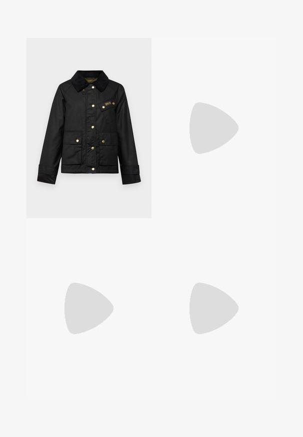 Barbour International MCCLAIN WAX - Jachetă de iarnă - black; Tricou negru cu manșon scurt, fabricat din bumbac moale, având un guler rotund, o croială lejeră și o textură netedă. Fără modele sau grafice vizibile.; Jeans din denim albastru deschis cu talie înaltă, croială evazată, două buzunare laterale și un design pliat. Textură moale cu un finisaj decolorat.; Pantof cu toc mic, cu vârf ascuțit și slingback, realizat din piele netedă, având un design decupat pe lateral pentru respirabilitate.