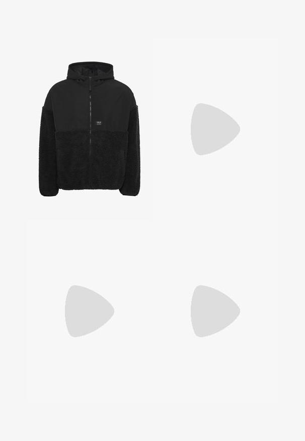 Mustat hupullinen takki, jossa on pehmeä, tekstuurinen fleece-alareuna, sileä yläosa, etuvetoketju ja pieni logopaino rinnan kohdalla.; Kaksi mustaa puuvillapaitaa lyhyillä hihoilla, pyöreällä kauluksella ja sileällä pinnalla, esillä päällekkäin.; Vaaleansiniset farkut, joissa on leveä lahje ja haalistunut pinta, viisi taskua ja raaka helma. Edessä napitus ja vetoketjukiinnitys.; Valkoinen nahkainen nilkkuri mustalla pehmustetulla kauluksella, kultaisilla metallisilla rei'illä, valkoisella ompeluksella ja jykevällä kumipohjalla, jossa on selvästi näkyvät urat.