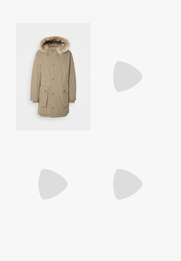 Beige parka jacket met een met nepbont afgewerkte capuchon, vooraan met rits en knoopsluiting, twee grote voorzakken en elastische manchetten. Zacht, textuurstof.; Zwarte korte mouwen T-shirt van een gladde katoenmix, met een ronde halslijn en een minimalistisch ontwerp zonder patronen of accenten.; Zwarte joggingsbroek van gladde stof. Kenmerkt zich door een elastische tailleband met een trekkoord, taps toelopende benen en geen zichtbare zakken. Eenvoudig ontwerp.; Zwarte leren sneakers met een gladde textuur, beige rubberen zool, vetersluiting en een contrasterende hielaccent.