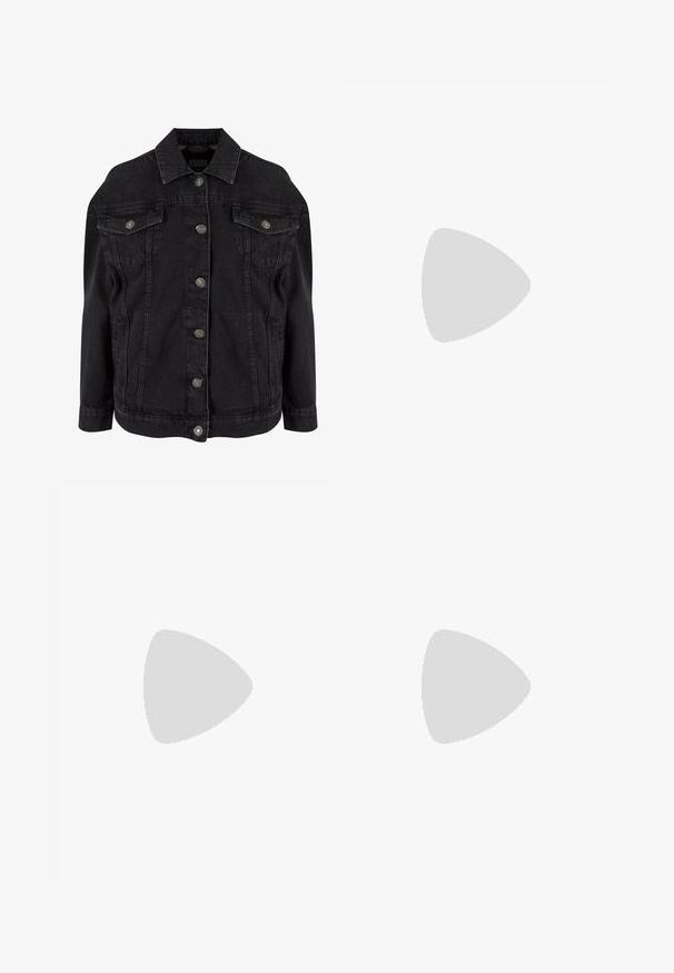 Zwarte denimjas met een klassiek ontwerp, voorzien van metalen knopen, borstzakken en lange mouwen. Zachte textuur met een licht versleten uitstraling.; Witte fitted top van ribstof met korte mouwen en geplooide details aan de zijkanten voor textuur en vorm.; Hoge taille zwarte denim jeans met een wijde pijp, vijf zakken en zichtbare stiksel. De stof heeft een gladde, licht gestructureerde afwerking.; Zwarte leren kniehoge laars met een vierkante neus, een lage gestapelde hak en een smooth textuur. Heeft een gebogen naadaccent aan de zijkant.