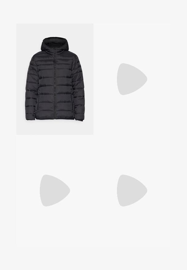 CMP MAN JACKET FIX HOOD - Chaqueta outdoor - nero; Camiseta atlética corta negra de manga corta con una tela texturizada, que presenta un logo blanco en el lado izquierdo del pecho y un dobladillo recto.; Pantalones exteriores negros con un bolsillo frontal con cremallera, material sintético, piernas ajustadas y paneles de rodilla reforzados. Cuenta con un cierre de botón.; Zapatilla de trail running negra con upper texturizado, suela de goma y puntera reforzada. Presenta un collar acolchado y una lengüeta para poner y quitar fácilmente.