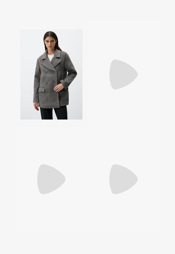 Grau meliertes, doppeltknöpfiges Wollmäntel mit Reverskragen, vier Knöpfen, Seitentaschen und taillierter Passform. Glatte Textur mit genähten Details.; Hellbeige Pullover aus weichem, texturiertem Stoff. Mit runder Ausschnitt, gerippten Bündchen und Saum, lockerer Passform und überschnittenen Schultern.; Schwarze weit geschnittene Hosen aus glattem Stoff, mit einem Frontknopfverschluss und zwei Falten für zusätzliche Details. Maßgeschneiderter Gesamteindruck.; Schwarze Lederloafers mit glatter Textur, abgerundeter Zehenpartie, gestickten Details auf dem Obermaterial und einer niedrigen, flachen Gummisohle.