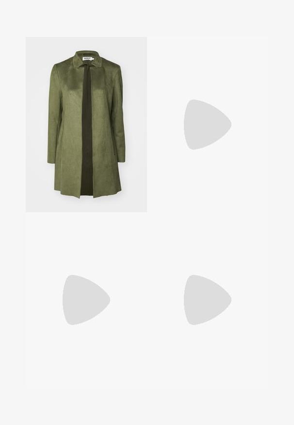 Manteau en suède vert olive avec un col structuré et un design à ouverture frontale. Présente des manches longues et une coupe droite, avec un panneau contrastant.; Trois hauts à manches longues empilés : noir, gris et blanc. Chacun a un col rond et un design court avec un tissu lisse et léger.; Pantalons évasés noirs en tissu extensible, dotés d'une taille haute et de jambières évasées avec des fentes latérales pour plus de liberté de mouvement.; Baskets en suède gris avec des lacets blancs, des rayures noires et une semelle en caoutchouc blanc. Présentent un logo circulaire sur la languette et une semelle en gomme.