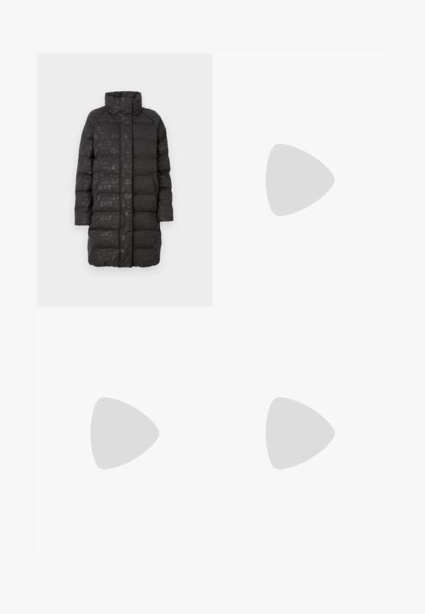 EA7 Emporio Armani CABAN - Ziemas mētelis - black; Filippa K BRAID - Džemperis - black; Melnas bikses, izgatavotas no gludas auduma, ar augstu vidukli, platiem bikšu galdniekiem, priekšējiem krokām un klasiskām jostu cilpām. Sānu kabatas nav redzamas.; Melnas ādas potītes zābaki ar norādītu pirkstu un elegantu dizainu. Iezīmē zemu papēdi un rāvējslēdzēja aizdari aizmugurē. Gluda tekstūra.