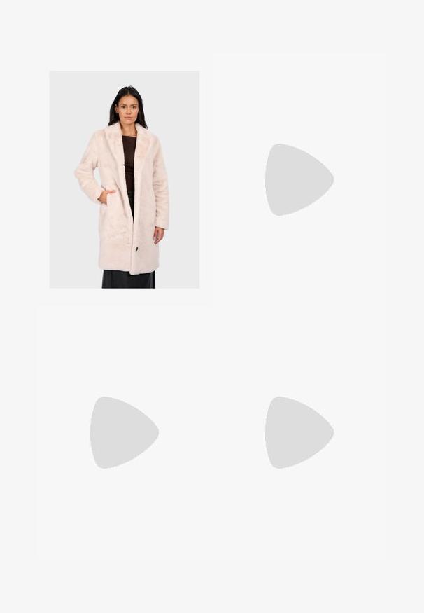 Manteau en fausse fourrure rose pâle avec un col cranté, des manches longues, une fermeture à boutons et des poches latérales, présentant une surface douce et texturée.; Top noir à manches courtes en tissu extensible, dotée d'une coupe ajustée avec des détails froncés sur les côtés. Texture lisse, forme classique.; Pantalon noir avec une coupe droite, doté de poches avant et d'éclairs sur l'ourlet. Fabriqué en tissu doux et lisse. Convient à diverses occasions.; Bershka Sandales à talons hauts - black