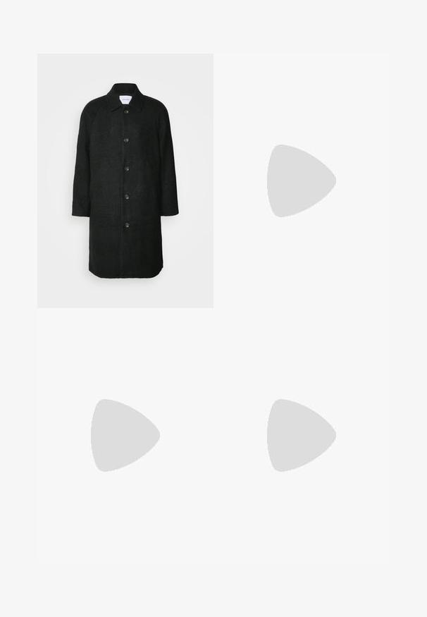 Les Deux MICHAEL 3.0 COAT - Abrigo clásico - black; Jersey de cuello alto negro hecho de un material suave, con mangas largas y un ajuste ceñido. Ribete acanalado en el dobladillo y los puños. Diseño simple.; Pantalones gris claro con una textura suave, frente plano y piernas rectas. Hechos de una tela transpirable, con bolsillos internos y pasadores para cinturón.; Zapato negro de cuero con cordones, punta redondeada, textura suave, costuras mínimas y tacón bajo de goma. Logo en el tacón.