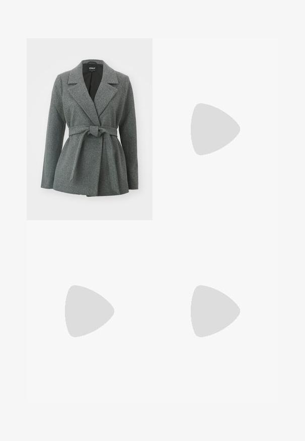 ONLY ONLALVILDA LIFE SHORT WRAP COAT - Puspaltis - medium grey melange; Trijų ilgomis rankovėmis marškinėlių krūva: juodas, pilkas ir baltas. Kiekvienas turi apvalų iškirpimą ir trumpą dizainą, pagamintas iš lygaus, lengvo audinio.; Juodos plačios kelnės, pagamintos iš elastingos medžiagos, su aukštu juosmeniu ir plačiais klešniais, turinčiais šonines įpjovas, kad būtų užtikrintas papildomas judėjimo laisvumas.; Grynos zomšos sneakeriai su baltais raišteliais, juodomis juostelėmis ir balta gumine sole. Turintys apskritą logotipą ant liežuvėlio ir guminę sole.