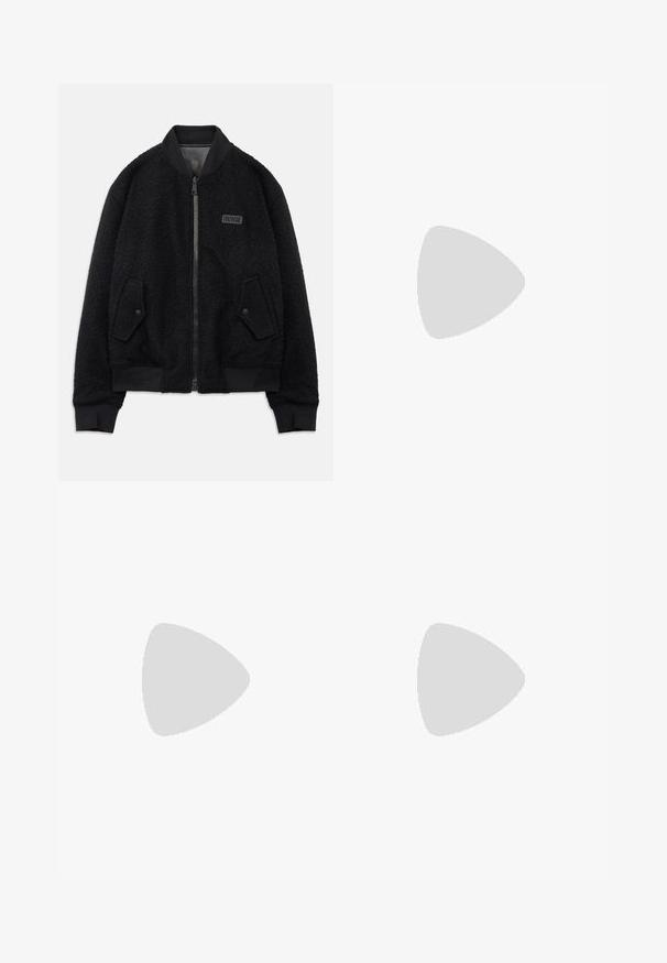 Bomber jacket nera realizzata in felpa testurizzata, con chiusura con zip, colletto e polsini a costine, e una patch con logo sul lato sinistro del petto.; T-shirt in cotone nero con maniche corte, caratterizzato da un grande testo bianco "VERSACE JEANS COUTURE" sulla parte anteriore. Design classico con scollo rotondo.; Pantaloni leggeri neri con vita elastica, chiusura con cordino e orli con zip per una vestibilità regolabile. Texture liscia e elegante.; Sneaker bianche chunky con pannelli in rete, dettagli neri e lacci bianchi. Presentano una suola texturizzata e un marchio sul lato.