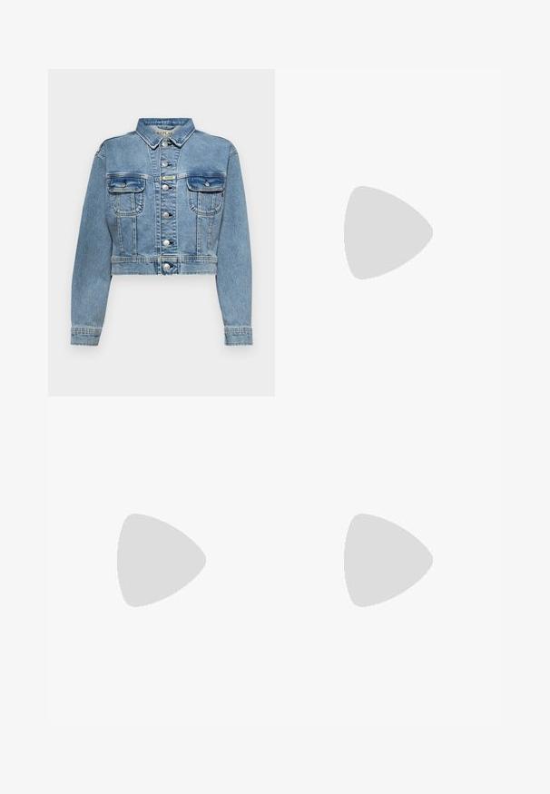 Beskarvad jeansjacka i ljusblått med knäppning framtill, två bröstfickor och metallknappar. Har sydda detaljer på ärmarna.; Svart kortärmad topp gjord av stretchigt tyg, med en figursydd design och veckad detaljering på sidorna. Slät textur, klassisk form.; Svarta polyester culottbyxor med elastisk midja, två framfickor och en lös silhuett. Inga synliga mönster eller hårdvarudetaljer.; Svarta lackerade klacksandaler med fyrkantig tå, ankelremmar och silverfärgade spännen. Har en kraftig blockklack för stabilitet.