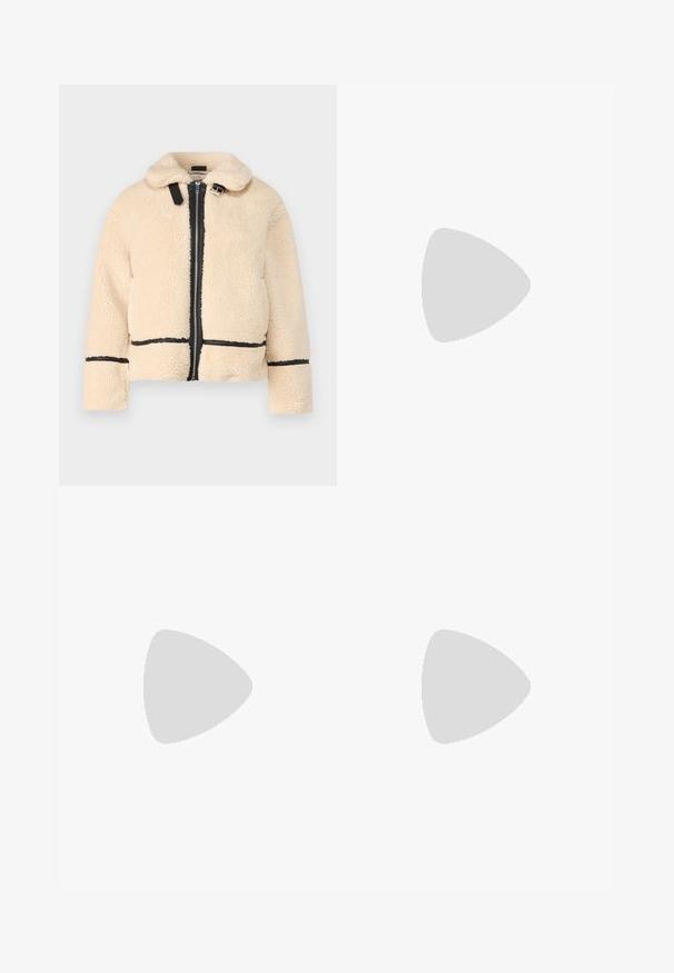 Kremfarget faux shearling-jakke med glidelås foran, svarte detaljer og krage. Har en avslappet passform og lange ermer.; Svart langermet topp laget av teksturert blonder, med en bølget halslinje og tettsittende design med en kort silhuett.; Bredde ben blå jeans laget av denim, med høy midje, to frontlommer og en glatt tekstur med en mørk vaskefinish.; Brune skinncowboystøvler med spiss tå og blokkhelt, med detaljerte sømmer og hevede detaljer på skaftet.; Kattøye solbriller med en svart og oransje skjellramme, brune linser og elegante, spisse tupper. Har en minimalistisk logo på stangen.