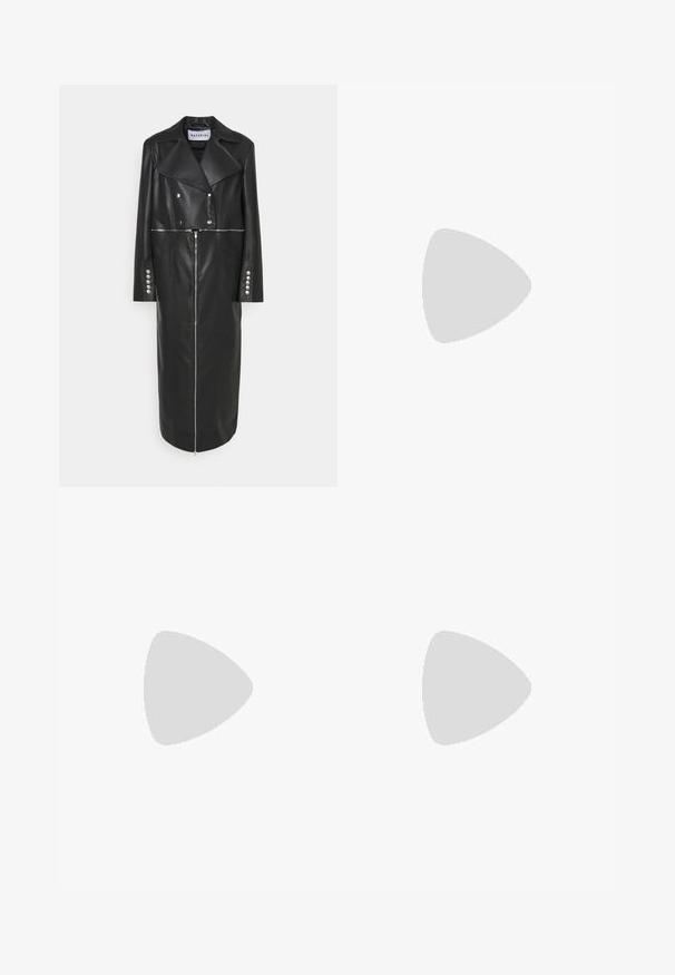 Manteau en cuir noir avec des manches longues, fermeture à double boutonnage, zip sur le devant et boutons en argent décoratifs le long des poignets et de la taille.; Haut à bretelles blanc avec une dentelle le long de l'encolure, en tissu doux, et des coquilles légèrement rembourrées avec une silhouette ajustée et lisse.; Jupe noire avec un imprimé de style bande dessinée coloré représentant des personnages aux couleurs vives. Inclut une ceinture décorative avec des détails en métal.; Botte noire, brillante, haute jusqu'au genou avec une texture froncée, bout pointu et un petit talon conique. Matériau lisse avec un subtil éclat.; THEMOIRè CALIPSO  - Sac à main - black; Sphère marron marbrée enfermée dans un support vert texturé, présentant un design courbé unique avec une découpe pour un doigt.
