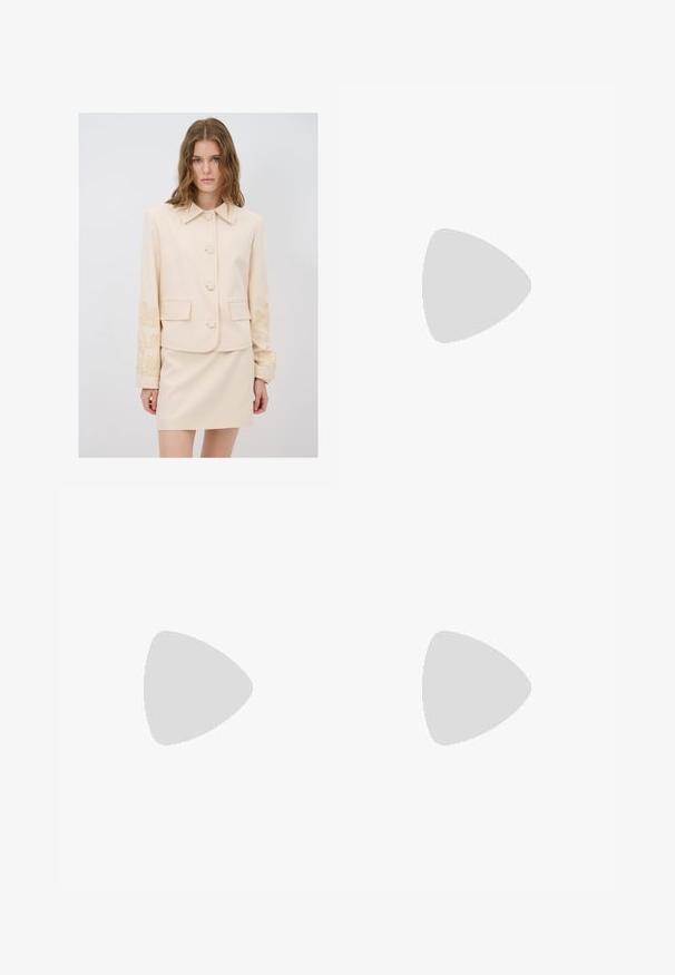 Beige op maat gemaakte jacket met een kraag, vijf knopen en bloemenborduursel op de mouwen; gecombineerd met een bijpassende beige rok.; Blauwe tankjurk van soepel, rekbaar materiaal, met een ronde halslijn en een aansluitende, enkellange snit. Geen zichtbare patronen of hardware.; Witte open-toed hoge hakken met een gladde afwerking, minimalistisch ontwerp en een slanke hak, met een subtiele bruine accent op de zool.; Zwarte zonnebril met ronde glazen en gedurfde, hoekige monturen met het merk "Chloé" in het wit aan de zijkant. Glad, glanzend afwerking.; Ronde roestvrijstalen horloge met een zilver- en gouden metalen schakelarmband. Witte wijzerplaat met gouden accenten en een met kristallen bezette lunette.