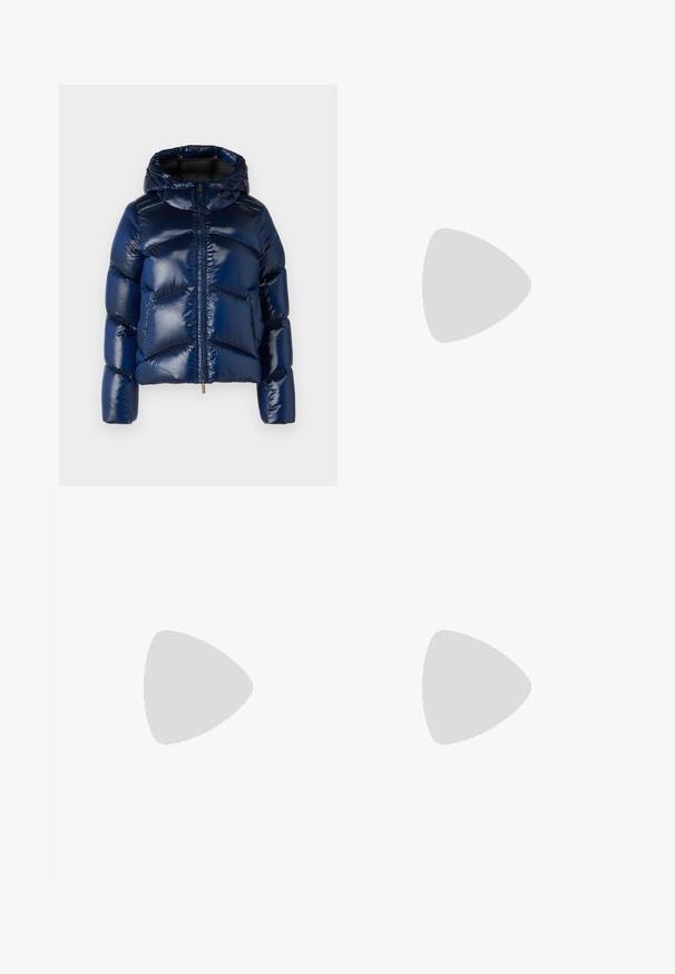 K-Way NINEV CRYSTAL  - Gewatteerde jas - blue depht; Witte katoenen t-shirt met een ronde hals en korte mouwen, voorzien van een groen Calvin Klein-logo op de voorkant. Klassiek, recht gesneden ontwerp.; Calvin Klein Jeans, hoge taille witte denim broek, rechte pijpen, gestructureerde afwerking, vijf zakken, zilveren hardware accenten, vintage ontwerp.; Witte sneaker met een gladde leren bovenkant, ronde neus, vetersluiting en een contrasterende zwarte hielaccent. Heeft een gestructureerde rubberen zool.