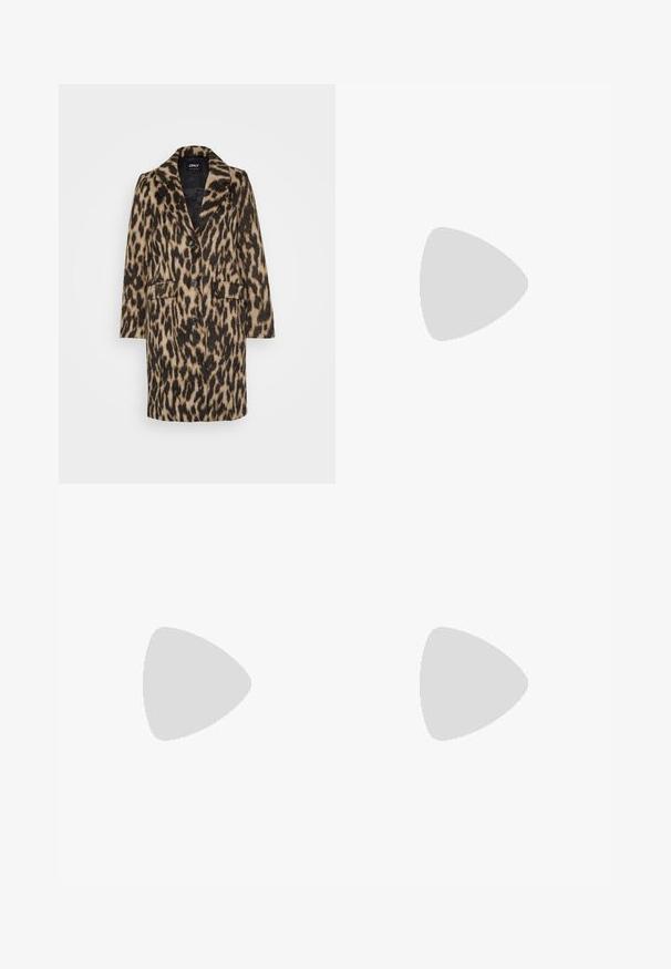 Leopardskinnet frakk laget av mykt pelsaktig materiale, med notched krage, frontbuttonlukking og to sidelommer.; Langermet crop-top laget av hvit elastisk stoff med vid halsutskjæring og glatt tekstur. Ingen synlige mønstre eller detaljer i metall.; Svarte flared bukser laget av elastisk stoff, med høy midje og en glatt tekstur. Buksene vidder ut fra kneet.; Sorte lakkert skinnloafer med en kraftig svart såle og detaljer i gull. Glatt tekstur og avrundet tådesign.